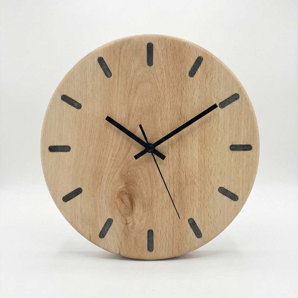 Minimalistické drevené nástenné hodiny